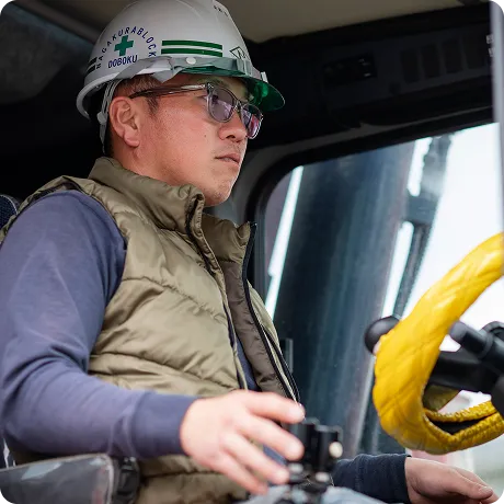 車両を運転するようす