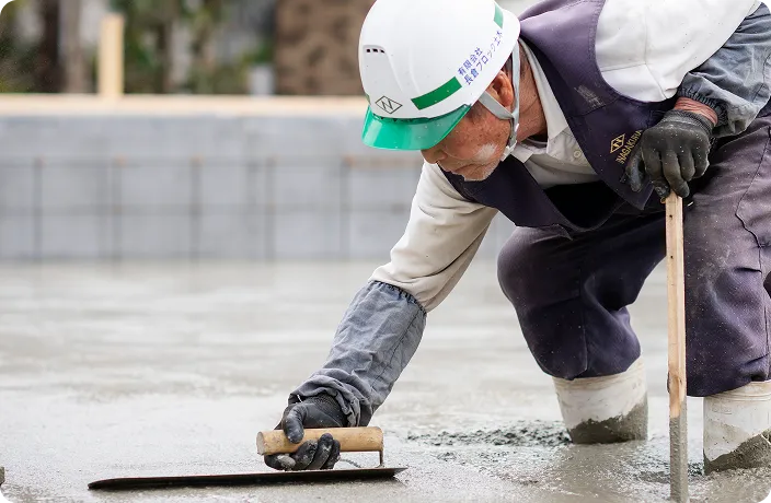 コンクリートを丁寧に仕上げるようす