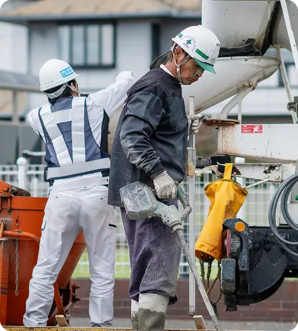 建設現場で作業する作業員、コンクリート打設作業中のようす